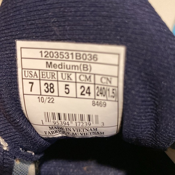 Brooks Adrenaline GTS 22 running shoes. Size 7. (Medium) B. - Picture 2 of 6